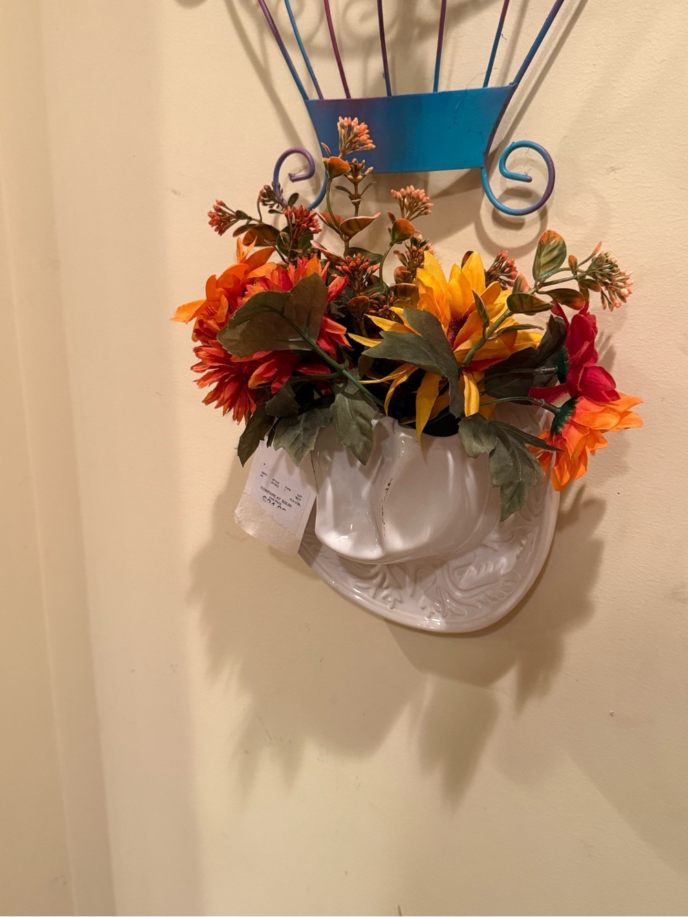 White Ceramic Wall Pocket cowboy hat vase with Flowers-NWT!